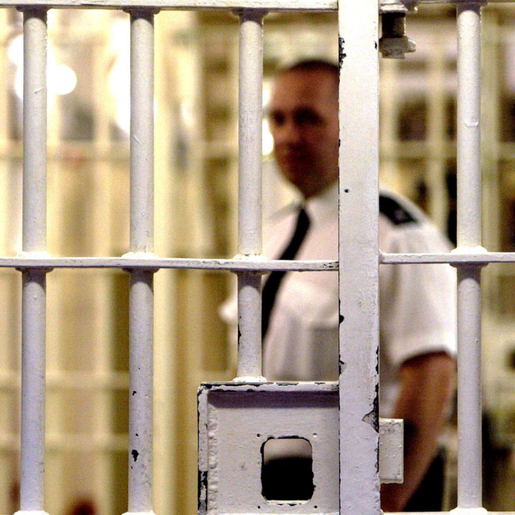 Prison article. Фото перед тюрьмой.